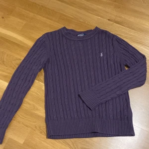 Sweatshirt  - En lilla sweatshirt från polo äkta använd  några få gånger men den satt inte bra på min kroppstyp därför nästan använd 
