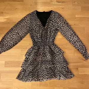 Klänning leopardmönstrad  - En leopardmönstrad klänning från bikbok, storlek s. Använd endast ett fåtal gånger, i bra skick
