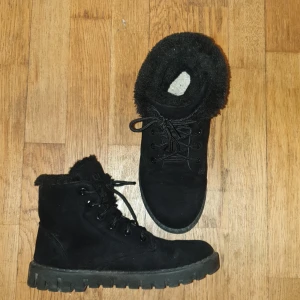 Stövlar/ boots - Sparsamt använda, jätte mjuka och sköna att gå i. Passar storlek 39-40