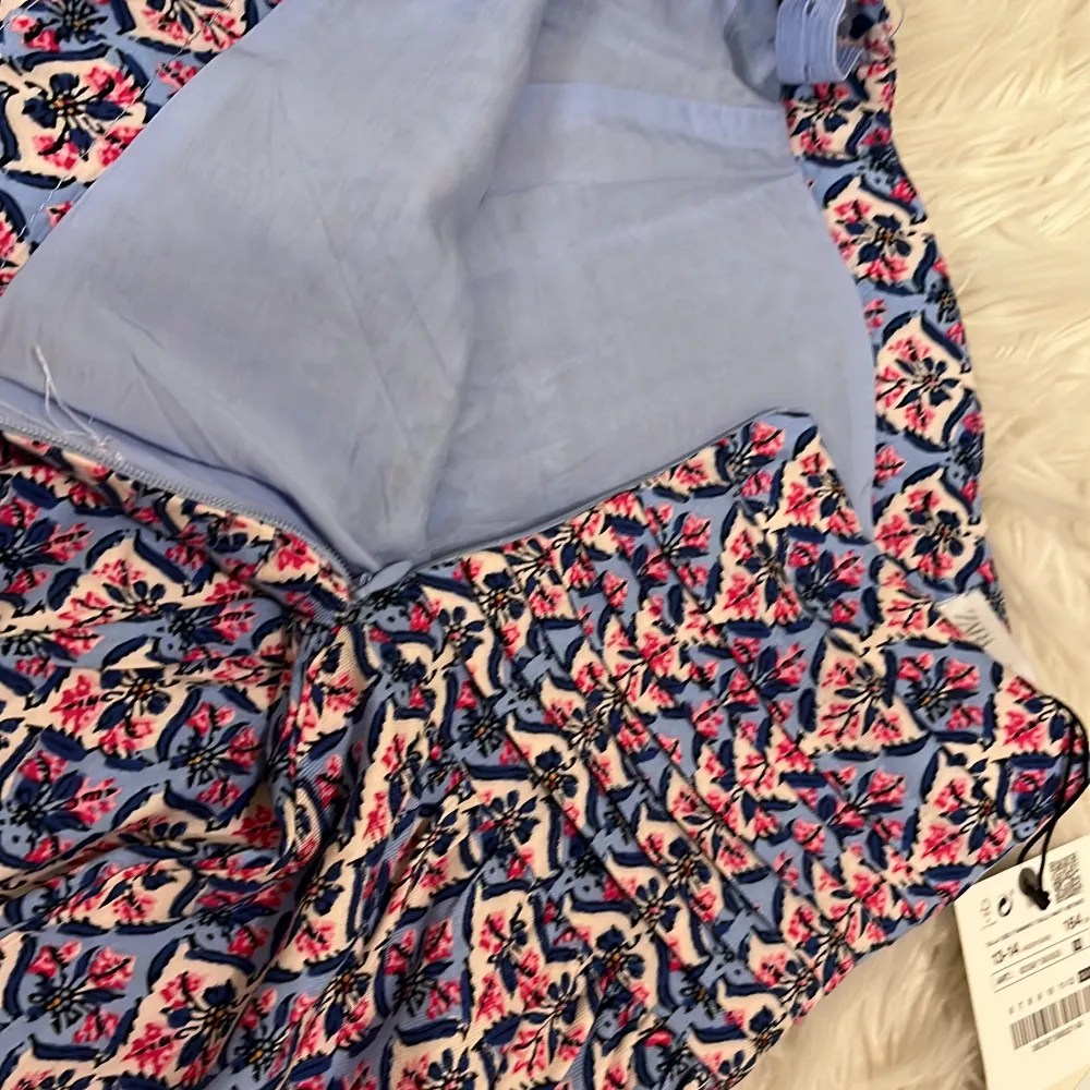 Säljer denna zara kjol som är helt nyköpt den är tvärt för liten så det är därför jag säljer!🫶🏻🫶🏻💓. Kjolar.