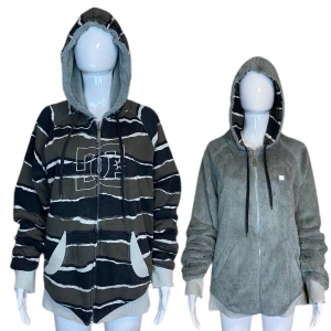 DC Tjockkofta  - I fint skick, dock små tre fläckar som ej försvinner i  - syns på tredje bilden. Kan vändas ut och in! Ärmarna är uppvikta. Dockan använder vanligtvis XS. Står varken material eller storlek. Mått:  Armhåla till armhåla 60cm, Bystbredd 61cm 