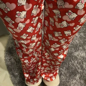 Hello Kitty byxor  - Säljer dessa super söta hello Kitty byxor! De är i barnstorlek men passar en xs ❤️ är ganska nopprig. Innerbenslängden är 64cm