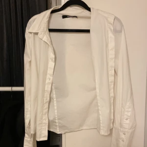 Vit skjorta bikbok (S) - Tröjan har används en gång men blev för small för mig. Tidslös och klassisk 