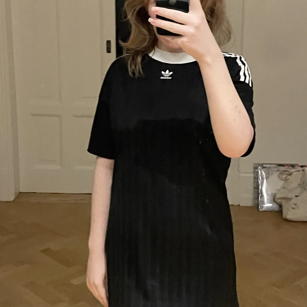 Klänning från Adidas:) Som vanligt kan pris diskuteras💕. Klänningar.