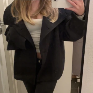 Kort kappa NAKD - Intressekoll på den här kappan från NA-KD. Köpte den förra hösten för ca 1000 kr, nu är jag sugen på en annan därav funderar jag på att sälja. Superfint skick! Skriv till mig för fler bilder. 🫶🏽