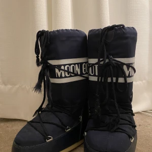 Moonboots  - Jag säljer min moonboots i ny skick i färg mörkblå, skriv för mer information och bilder!🥰