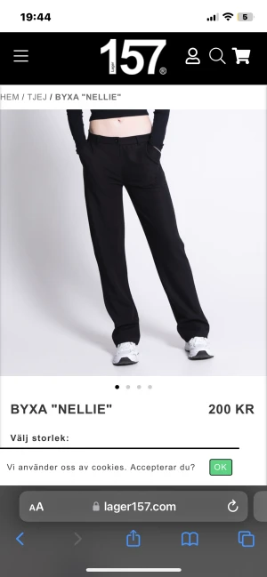 Lågmidjade kostymbyxor - Lågmidjade kostymbyxor från lager 157, bra skick. Säljer för 180 kr då dem använts få gånger🤍OBS UPPSYDDA!!! 