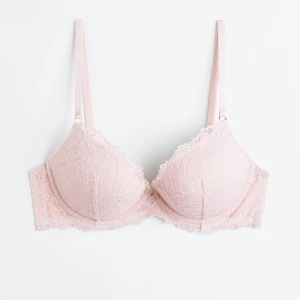 Rosa push up bh - Säljer denna superfina helt oanvända super push up behå från H&M. Bh:n har tjockt vadderade kupor, den är helt oanvänd och har fortfarande kvar lappen på 💕