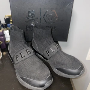 Philipp Plein skor strlk. 44 - Säljer mina philipp plein skor i storlek 44. Kommer med originalbox. Köpta på pleinoutlet.com