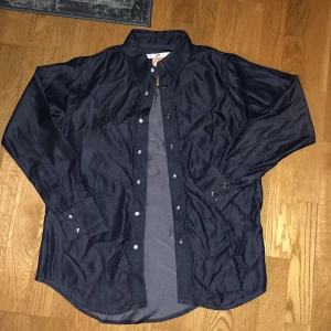Eytys dallas fluid skjorta - Ascleant material ser ut som jeans fast den är mjuk liksom Fööör skön fit på den Den ser ba skrynklig ut när den ligger på marken men det försvinner när man tar på sig den Size S men skulle passa M oxå Retail på denna är typ 2500kr så d här e steeaaal🙈🙈🤑