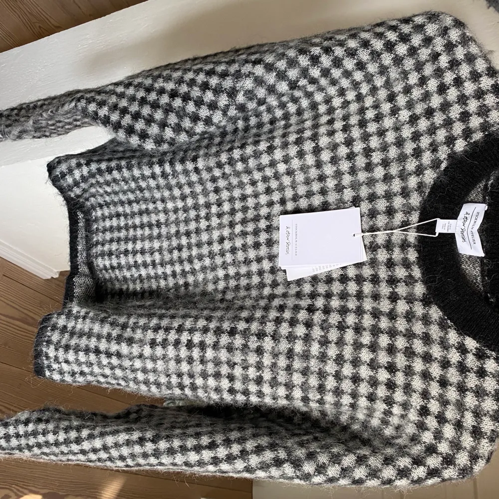 Säljer denna fina och helt oanvända stickade tröjan från & Other Stories🖤🤍 Storlek S. (Köparen står för frakten). Stickat.