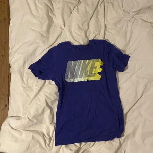 Nike t-shirt - Snygg Nike T-shirt!! Möts upp  i umeå eller skickas mot fraktkostnad