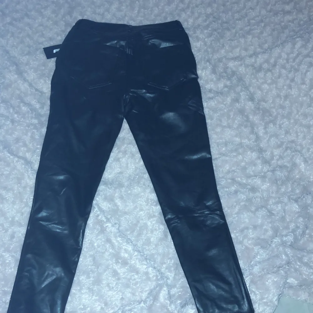 Svarta skinbyxor med lappen kvar och aldrig använda. Från new yorker . Jeans & Byxor.