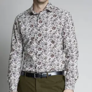 En Small Slim fit blommig skjorta från Dressmann i storlek small💯