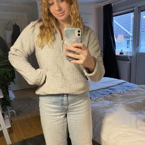 En grå och varm pullover från H&M. Perfekt att ha hemma. Använd ett fåtal gånger. Inga märken på tröjan. Storlek S.