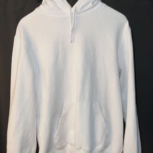 Hoodie - Fin Vit hoodie från H&M. Använd men ändå fint skick 