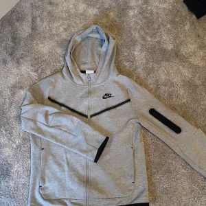 Nike tech fleece  - Säljer min gråa Nike tech fleece. Använd ett fåtal gånger och i mycket bra skick. Storlek XL på barn inköpt för 1800kr och säljes nu för 1000kr. 