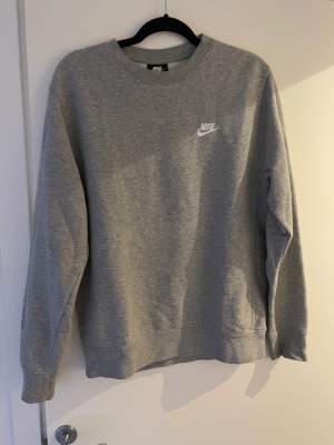 Grå Nike sweater i storlek S (herr). Använts sparsamt men något nopprig (se bild).