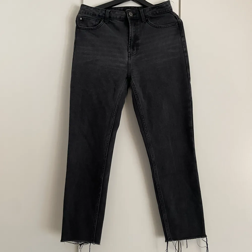 Jeans från Only i storlek 29/32 i grå tvätt. Använda fåtal gånger . Jeans & Byxor.