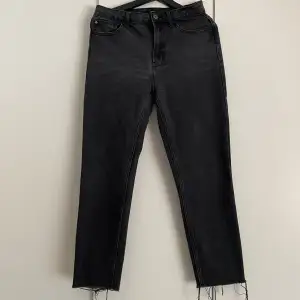 Jeans från Only i storlek 29/32 i grå tvätt. Använda fåtal gånger 