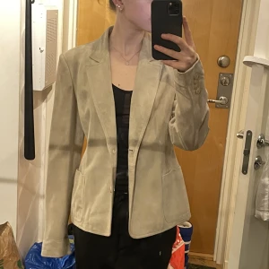 Mocka-kavaj från Michael Kors - Jättefin kavaj i mocka från Michael Kors! Nyskick!  Storlek 38, passar även för en mer oversized look