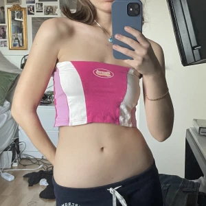 Vintage topp - Supersöt rosa vintagetopp/babytee 🤩 jag har använt den som en bandå topp men det är egentligen ett linne☺️