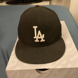 La keps - La keps med storlek 7 som motsvarar 55,8 cm använd några månader men slutat använda på pågrund av att jag inte gillar att ha keps på mig 