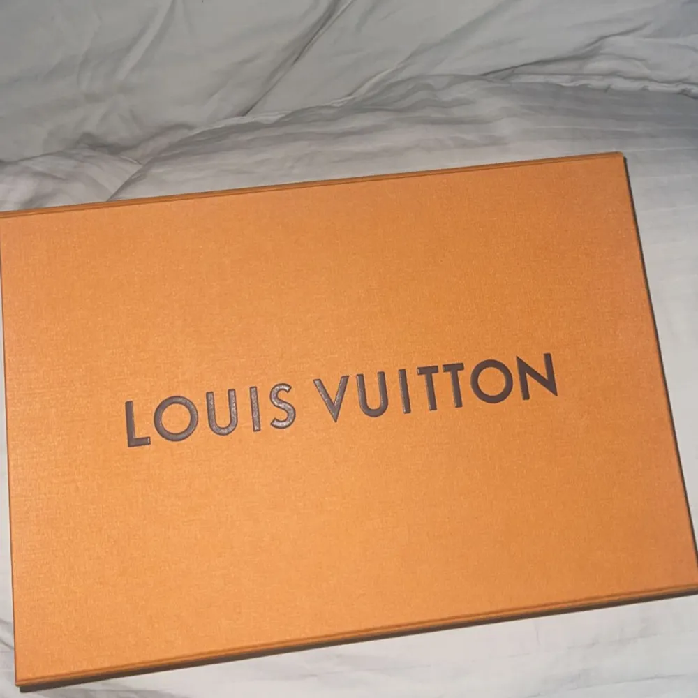 Äkta Louis Vuitton i storlek s. Blå. Alla kvitton och papper finns kvar och lådan skickas med vid köpet. . Övrigt.