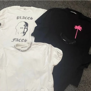 High end t shirts - Acne vit S, Bin 400 kr Acne svart XS Bin 400 kr Places Faces rare S 300kr Palm angels tryck på ryggen såld, Paketpris diskuterbart.