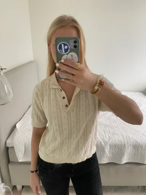 Benvit piké - Superfin benvit piké från Monki! Den är i storlek L, men känns mer som en M, jag brukar oftast ha M/S. Väldigt bra sick.