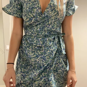 Sommarklänning  - Säljer denna jätte jätte fina sommarklänningen🫶🏻 perfekt till midsommar eller liknande 🥰🥰