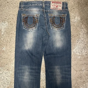 True religon byxor  - Ett par par baggy True Religon jeans i fint skick med inga fläckar men med lite användning runt ena hällen. Mått: midja:42 cm, längd:90 cm, innerben 63cm. Vid fler frågor tveka inte att kontakta!