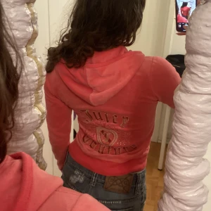 juicy couture kofta - så fin juicy kofta i den gamla modellen. Storlek M men passar S också. Fint skick men har inget J på dragkedjan (kan sättas dit själv)❤️❤️ skriv privat för fler bilder