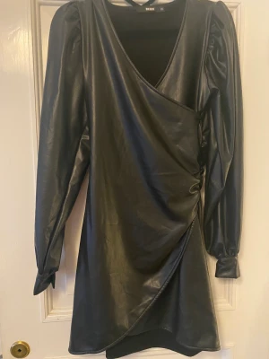 Klänning  - Säljer min fina klänning från bikbok i storlek xs den är helt ny🫶🏽