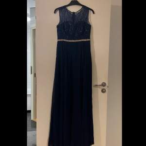 Marinblå balklänning från dressroom st S. Använt endast en gång. Köpt för 3000kr. Pris går att diskuteras 