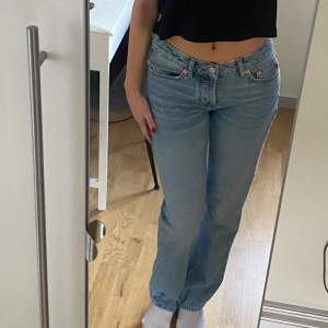 Lågmidjade jeans från lager 157 i storlek xs, modellen icon. Aldrig använda endast testade. Skriv privat för fler frågor, köparen står för frakten❤️