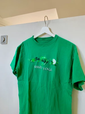 Grön tshirt - En grön tshirt med motiv, ”irish yoga” i storlek M