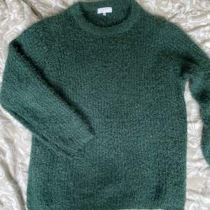 Säljer en jättefin grön stickad tröja från ZEZE Nordic i Strl L. Fint skick! Köparen står för fraktkostnad🖤