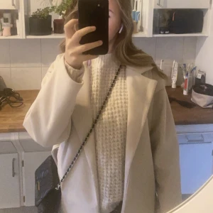 Missäy kappa - Säljer denna kappa från missäy eftersom tycker inte att den passar mig och den kommer ej till användning. Använt enstaka gånger.