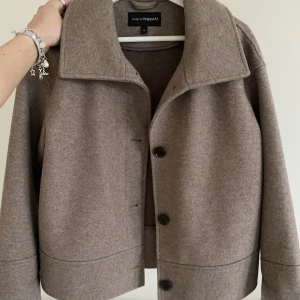 Kort kappa - Intressekoll på denna helt underbara korta kappa från kappahl, den är i princip helt oanvänd och har inga defekter, även helt slutsålt pp hemsidan❤️❤️❤️