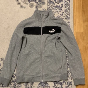 Puma grå - Stolek xs och har använt den Max 5 gånger.