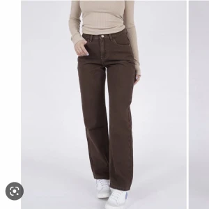 Venderbys - jeans  - Samma model som dom vita byxorna jag har lagt upp. Dessa är bruna. Använda några fåtal gånger, jättefint skick. Modellen på dessa byxor tror jag inte säljs längre! Hör av er vid frågor ❤️