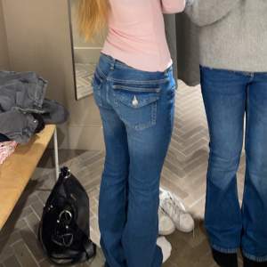 Slutsålda H&M jeans, low waist och bootcut. (Helt nya med lappen kvar) Säljer pga jag har gått ner i vikt. (Behöver lägga ut denna igen pga osäriös budare) 