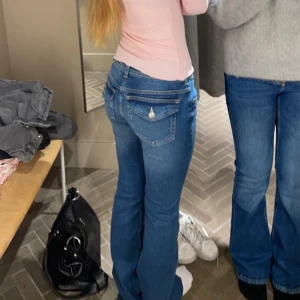 Populära h&m jeans - Slutsålda H&M jeans, low waist och bootcut. (Helt nya med lappen kvar) Säljer pga jag har gått ner i vikt. (Behöver lägga ut denna igen pga osäriös budare) 