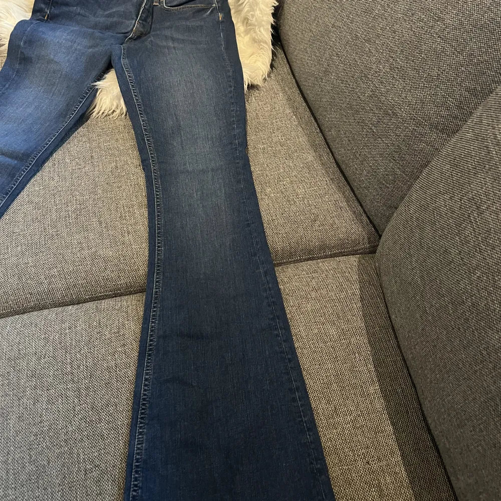 Säljer dessa jeans, helt nya! Saknar dock prislapp men de är aldrig använda. Storlek XS. . Jeans & Byxor.