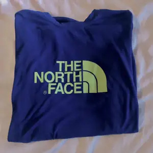 Retro THE NORTH FACE⚡️ Defekt: lite nopprig, går säkert att fixa⚡️ Oversized S/M eller Large⚡️ Skriv för fler bilder⚡️