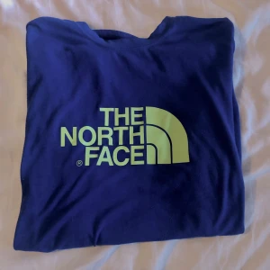 The north face t-shirt - Retro THE NORTH FACE⚡️ Defekt: lite nopprig, går säkert att fixa⚡️ Oversized S/M eller Large⚡️ Skriv för fler bilder⚡️