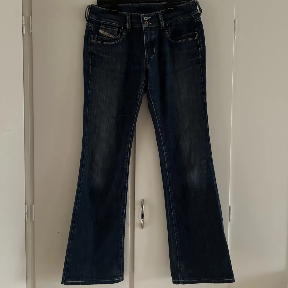 Säljer dessa Diesel jeans som är i väldigt fint skick för att dem inte kommer till användning! Storlek 31 vilket passar mig med mått 88 i höfter, 72 i midja och 100 i stuss. Är även 162 cm lång för referens, tycker dem går fint över skor. . Jeans & Byxor.