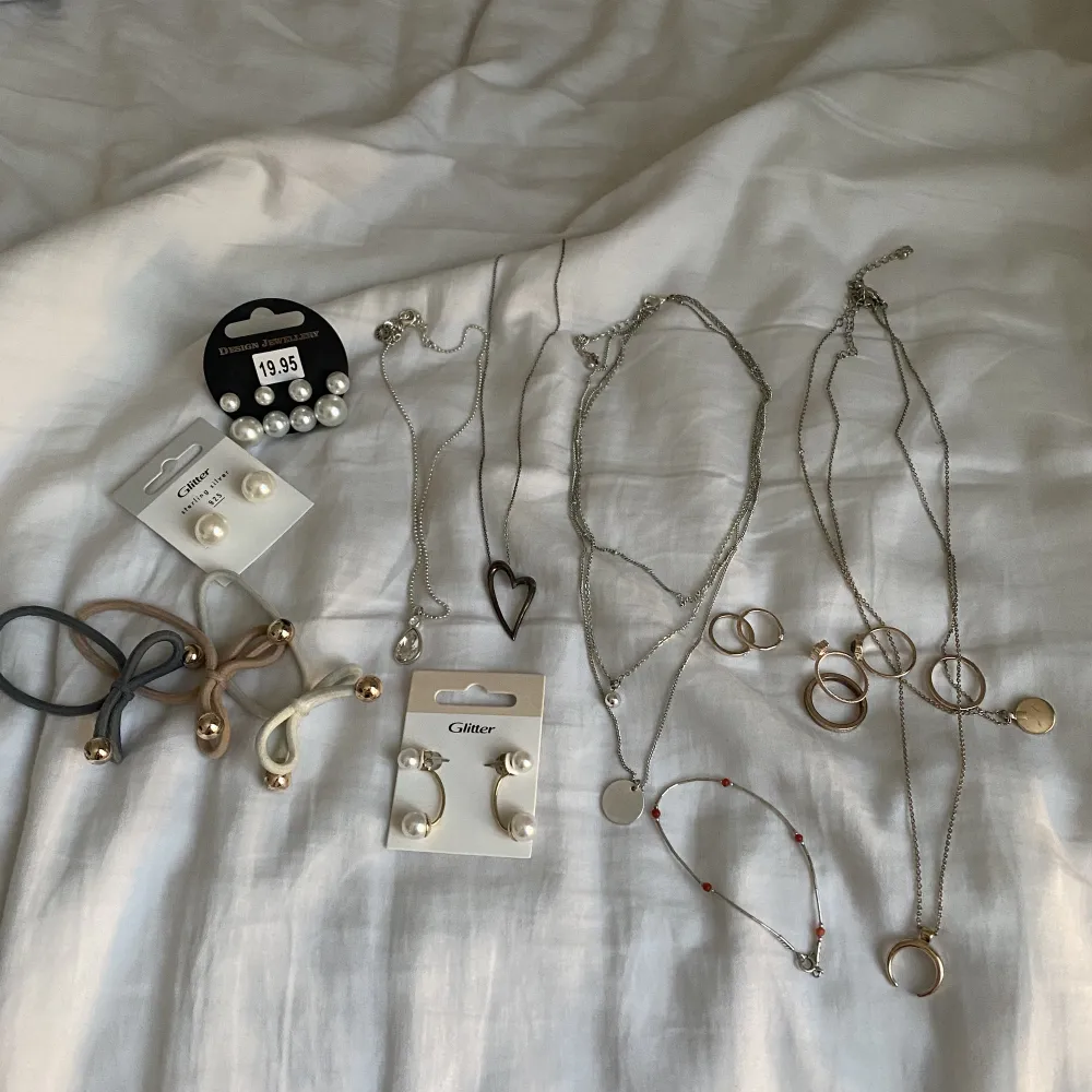 Massa olika smycken, allt för 120kr! Ringarna och halsbanden till höger är köpta på gina, örhängena på glitter och resten blandat💕frakt 28kr💕. Accessoarer.