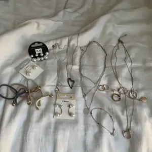 Massa olika smycken, allt för 120kr! Ringarna och halsbanden till höger är köpta på gina, örhängena på glitter och resten blandat💕frakt 28kr💕
